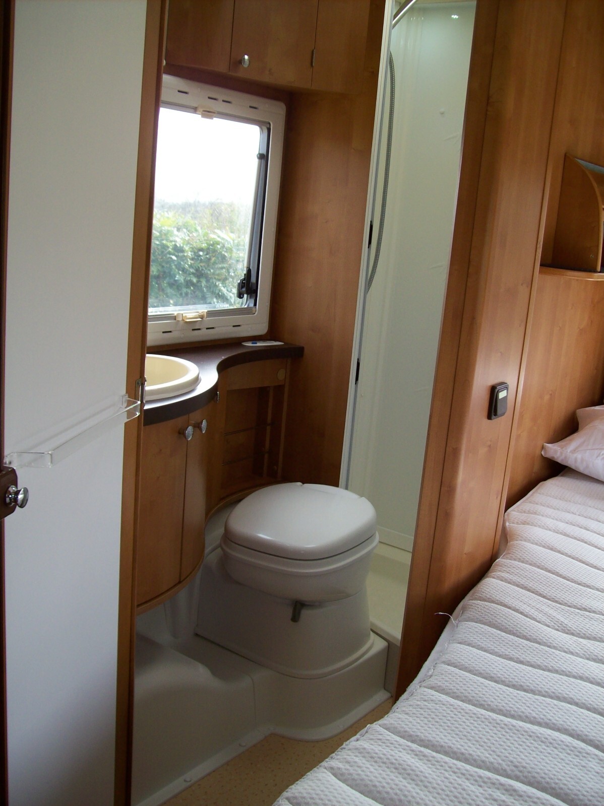 2004 Rapido Le Randonneur 7085f Fiat 2.8 Alko chassis. Towbar, bike