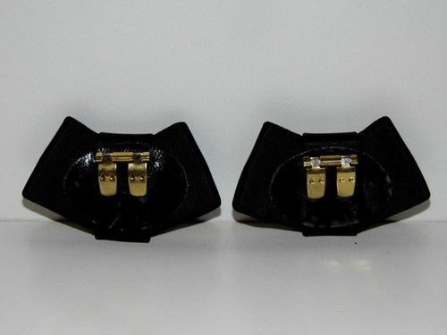 CHANEL BOUCLE DE CHAUSSURE LA PAIRE RARE TISSUS NOIR ET MÉTAL DORÉ TRÈS BON ETAT - Picture 4 of 4