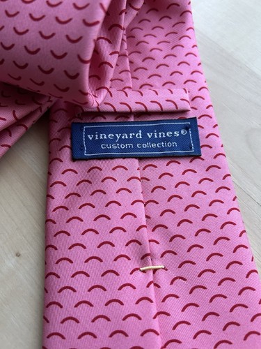 VINEYARD VINES CITI/SMITH BARNEY PINK/RED ARC MOTIF TIE 100% Imported Silk - Picture 3 of 4