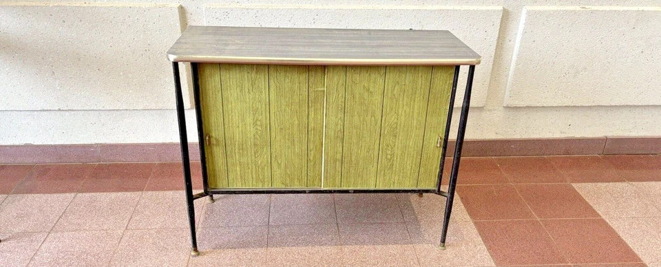 Gabinete de acero moderno de mediados de siglo con patas de diseño italiano estuche exterior Foto 4 de 4