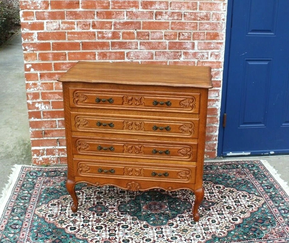Cómoda antigua pequeña de roble francés Luis XV | Cómoda antigua de 4 cajones con detalle tallado Foto 2 de 4