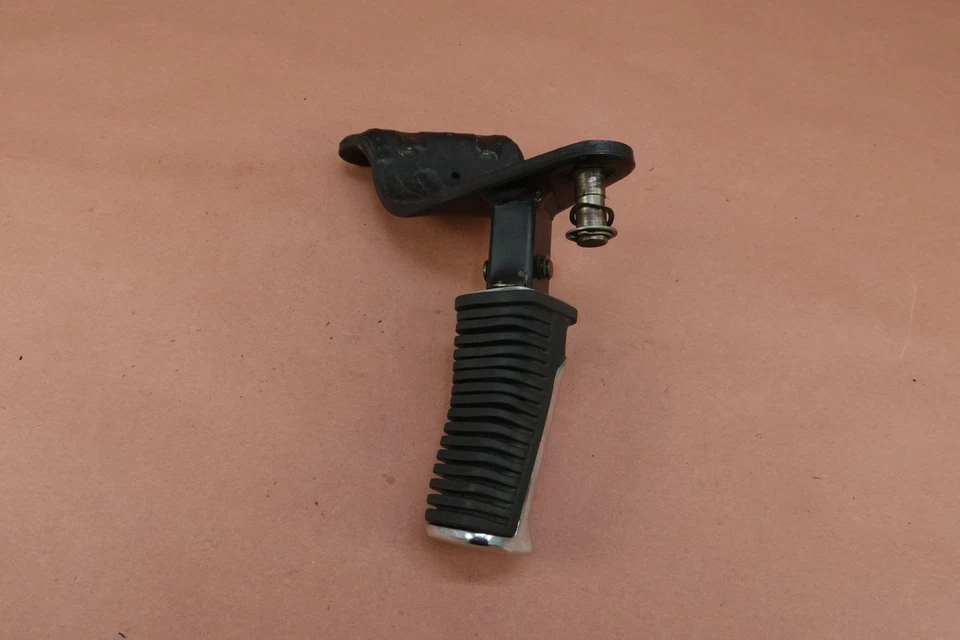 1997-2004 Suzuki Marauder VZ800 VZ 800 LEFT FRONT DRIVER FOOT PEG - Image 4 of 4