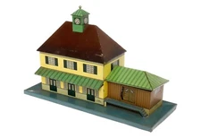 AC4561: Vintage Bub 0 Gauge Railway Station on Platform