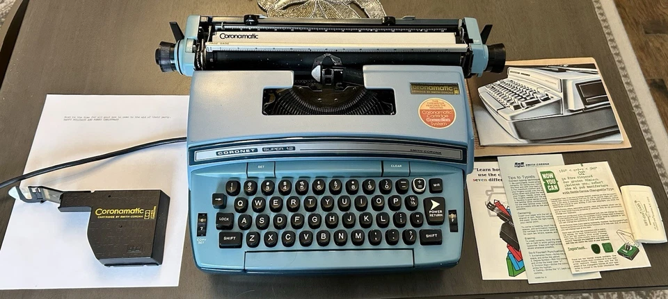 Máquina de escribir eléctrica Corona Baby Blue Coronet Super 12 y estuche ¡Funciona muy bien! Foto 2 de 4