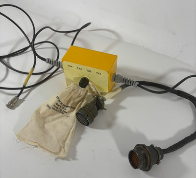 Flugzeug Ausrüstung Testbox mit Leitungen Luftfahrt Film TV Prop Upcycle.