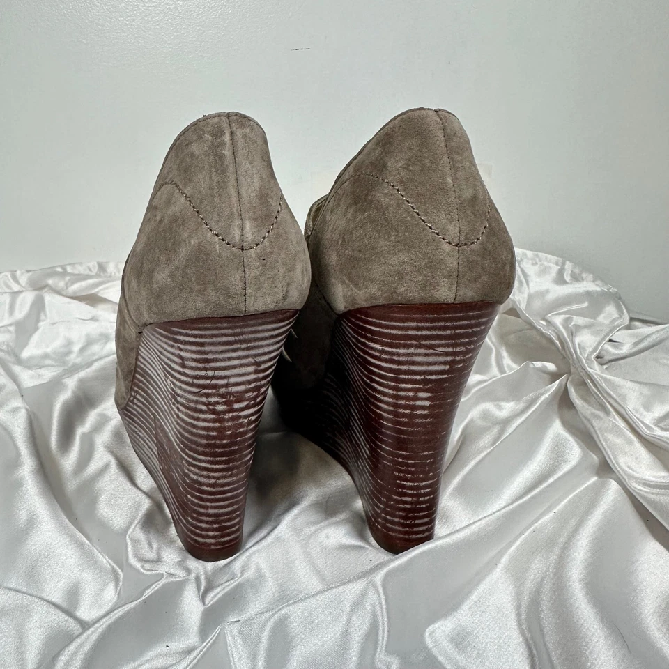 Tacones de cuña de gamuza Seychelles peep toe diseño recortado con cordones talla 9 Foto 2 de 4