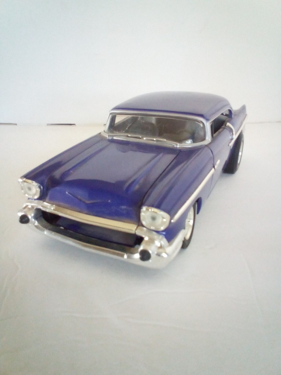 HOTWHEELS 57’ CHEVY 1:18 Hot wheels 1/18 Scale Diecast '57 Chevy Bel Air ( 1998