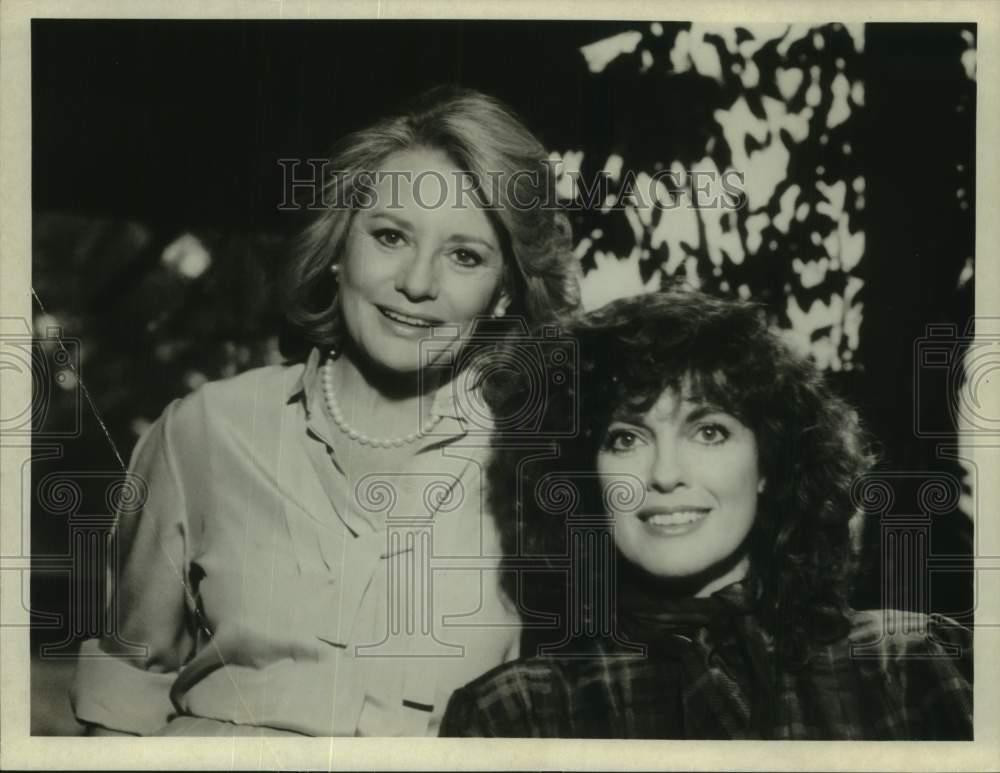Press Photo Host Barbara Walters with woman in closeup - sap41796