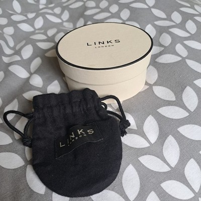 Links of London leere ovale cremefarbene Box und schwarzer Beutel.