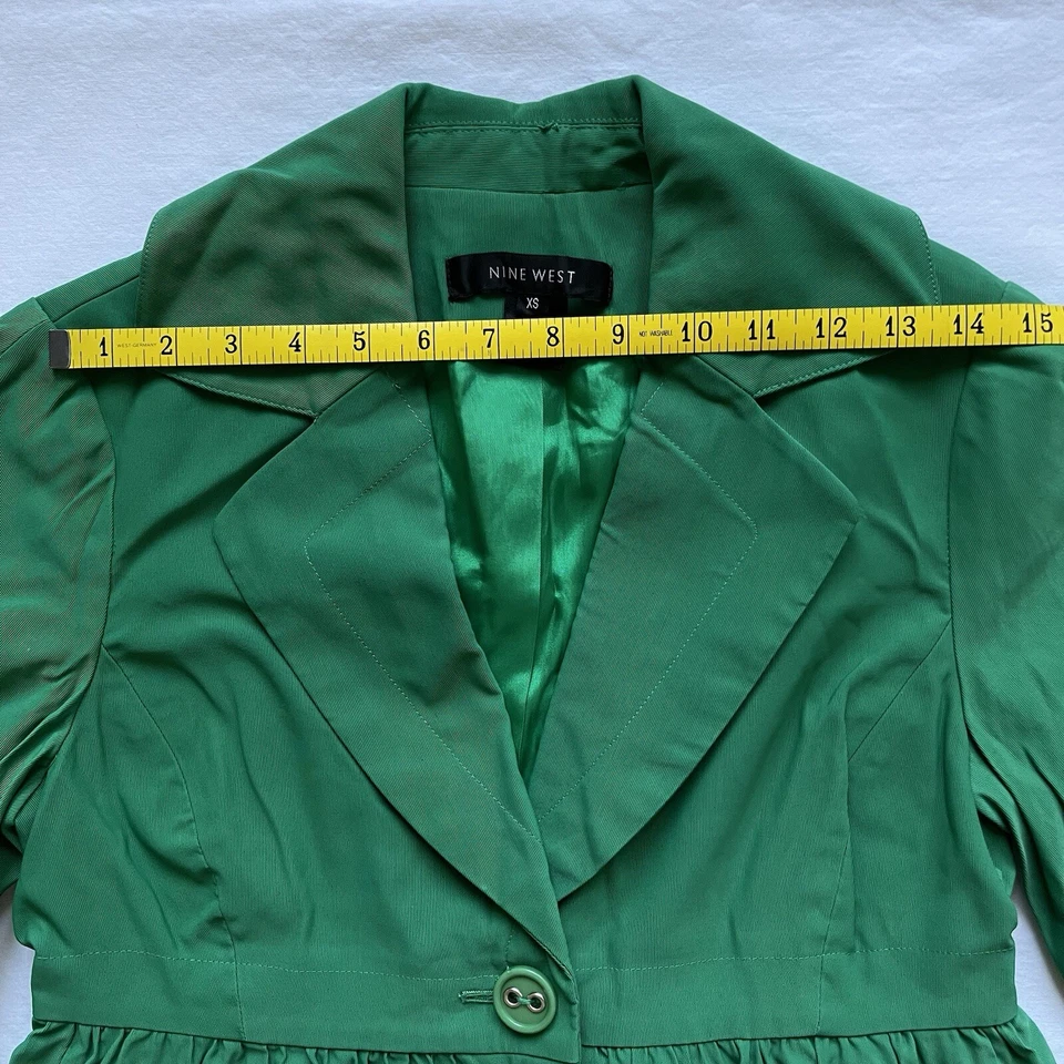 Gabardina Nine West XS Babydoll con solapa de cintura reunida verde mangas 3/4 forrada Foto 3 de 4