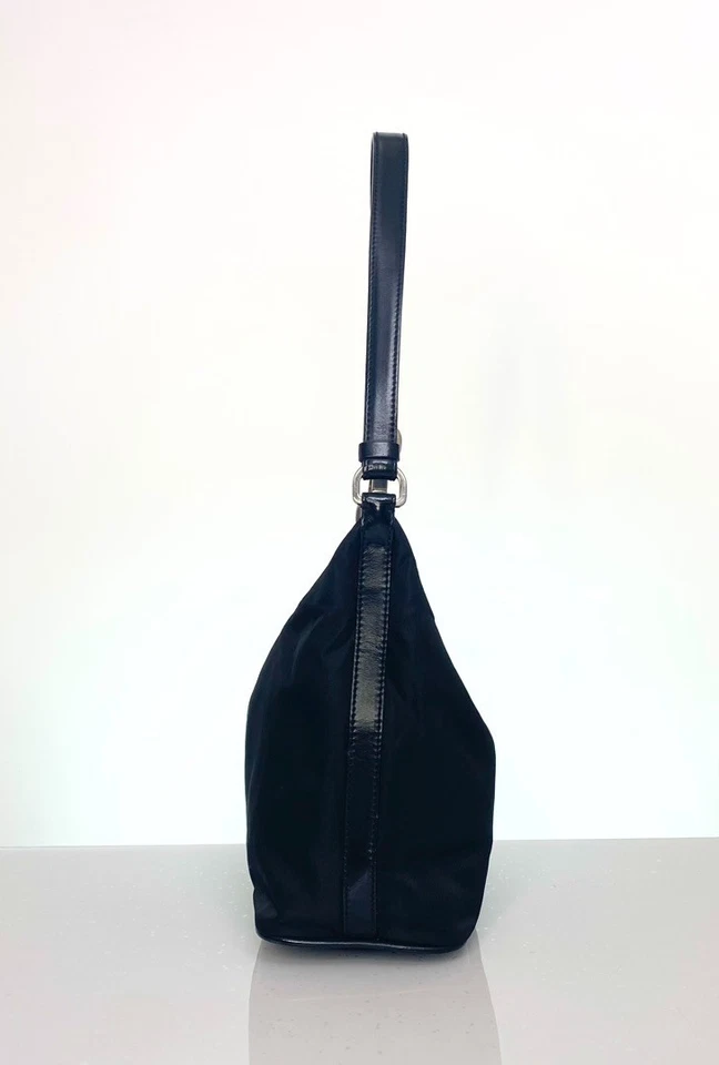Bolso hobo vintage Prada pequeño de nailon negro con correa para el hombro gancho Foto 2 de 4