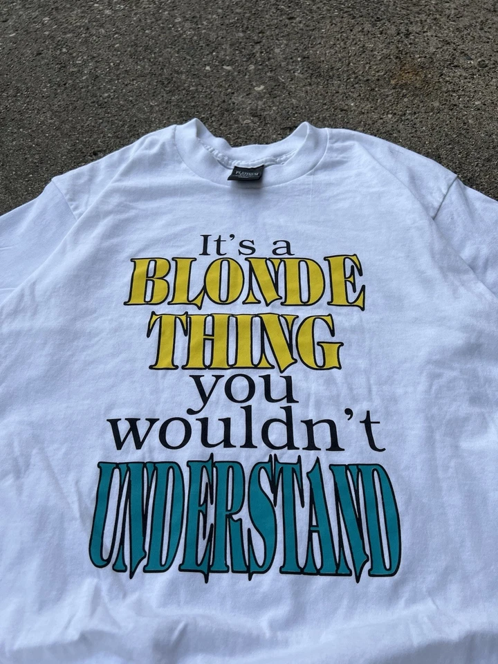 Camiseta Vintage Anos 90 Ponto Único Feita Nos EUA Coisa Loira Engraçada Branca Tamanho G - Imagem 2 de 4