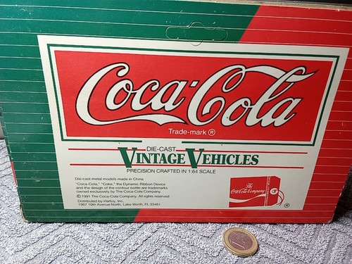 XX633 Coca-Cola 1:64 Mack "Coca Cola" confezione originale 3/2 semirimorchio valigia veicolo vintage nuovo ov - Foto 7 di 14