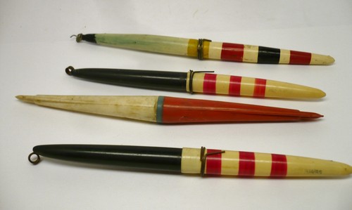 Menge 4 Vintage Hartplastik Federkiel Angeln Schwimmer Bobber tolle Ausstellungsstücke - Bild 1 von 3