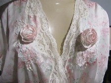 VTG Sara Beth Women's White Pink Robe with 3D Roses Size M Pockets Silky Satin