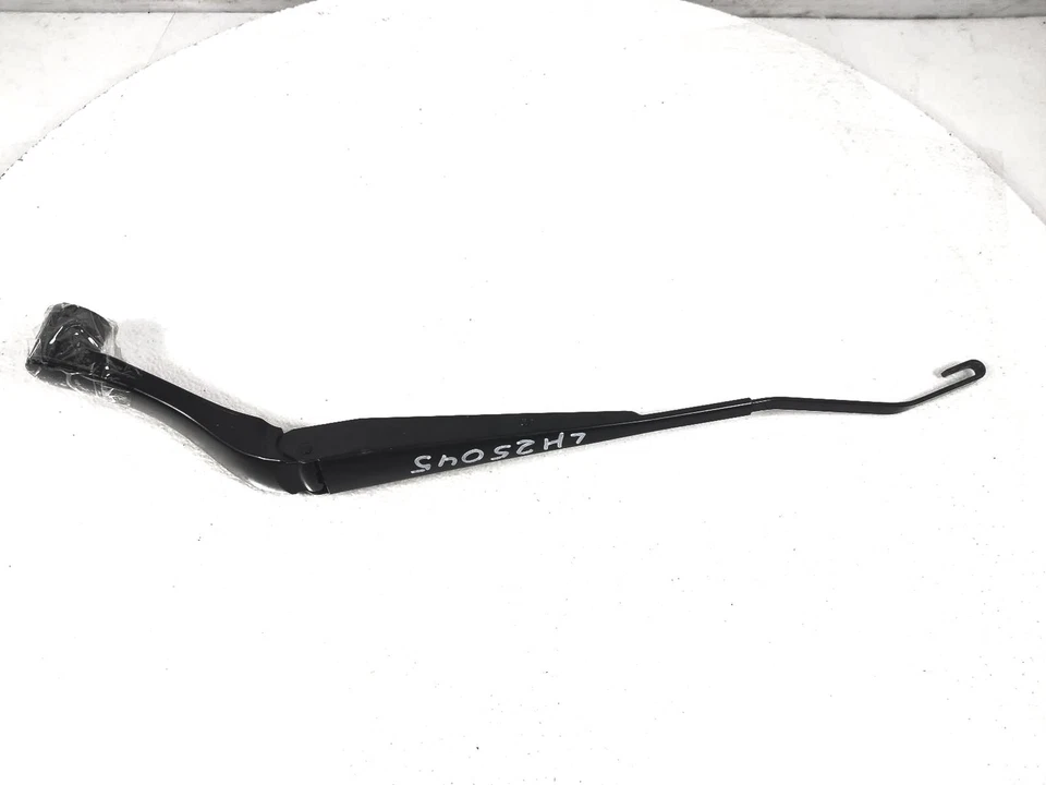 2018-2024 Chevrolet Equinox Left Driver Windshield Wiper Arm 84660019 - Image 2 of 4