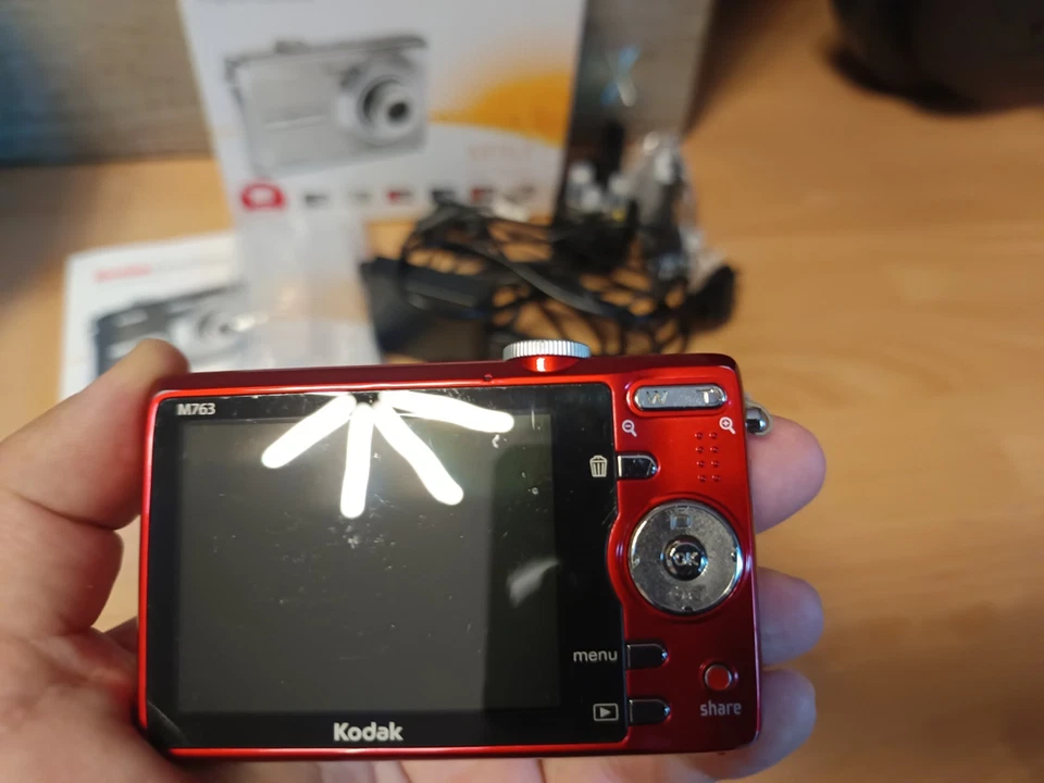 Kodak EasyShare M763 7,2MP Digitalkamera Kamera Rot AKKU DEFEKT - Bild 2 von 4