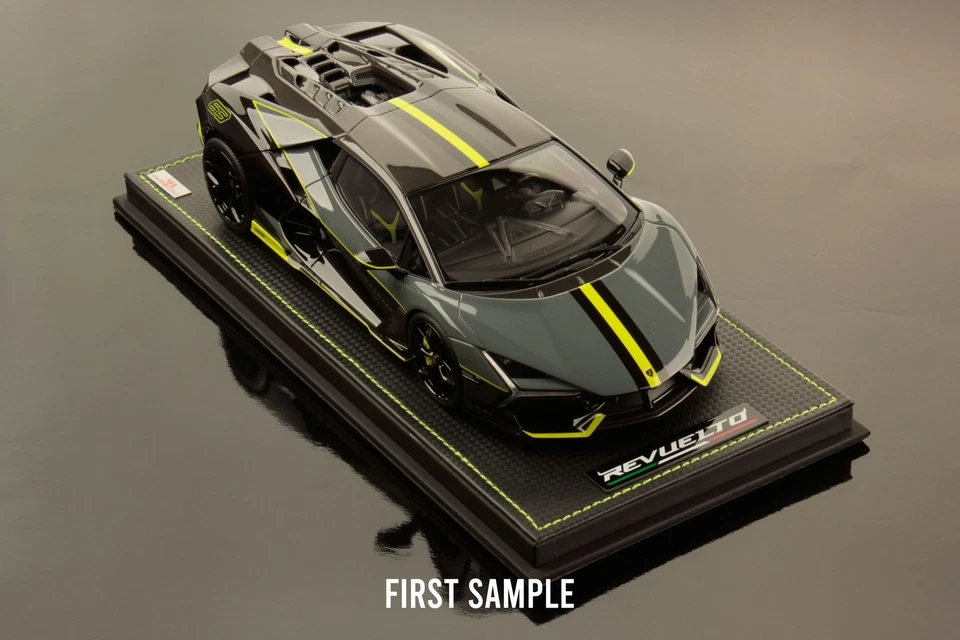 Lamborghini Revuelto Grigio Telesto en escala 1:18 de MR Collection Foto 4 de 4