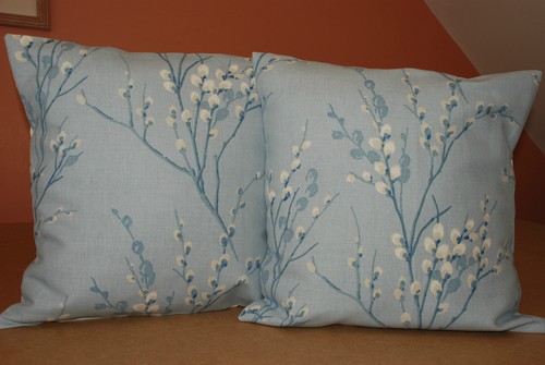 ONE HANDMADE REVERSIBLE CUSHION COVER IN LAURA ASHLEY PUSSY WILLOW SEASPRAY - Picture 2 of 2