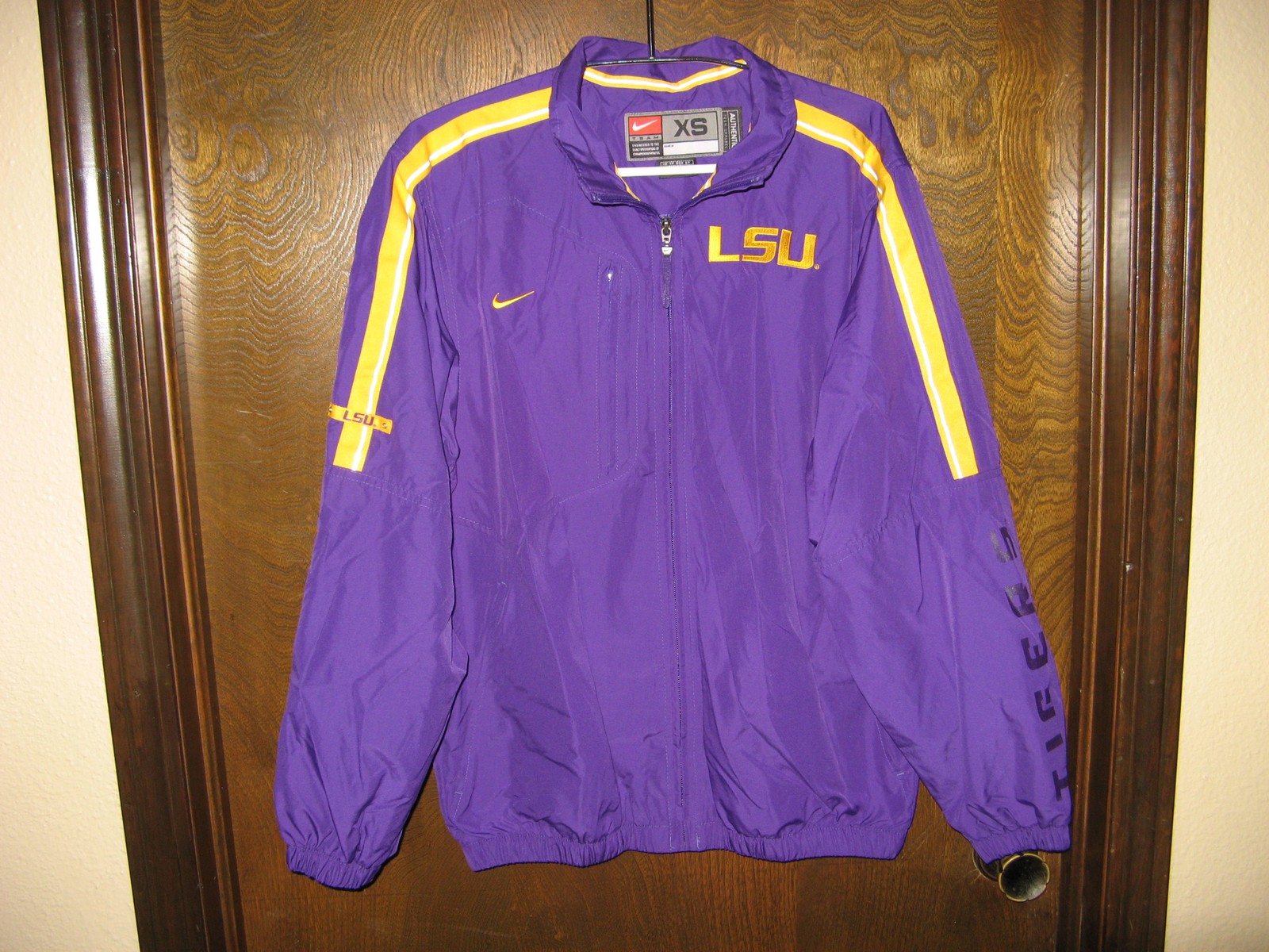 SACAI X NIKE Giacca da uomo Nike Authentic LSU Tigers viola e gialla atletica a vento pista taglia XS