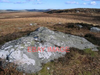 FOTO FELSVORSPRUNG WESTLICH VON HUNTERHEUGH CRAGS BECHER MARKIERT AUFSCHLUSS IN EINEM ANDEREN BEREICH