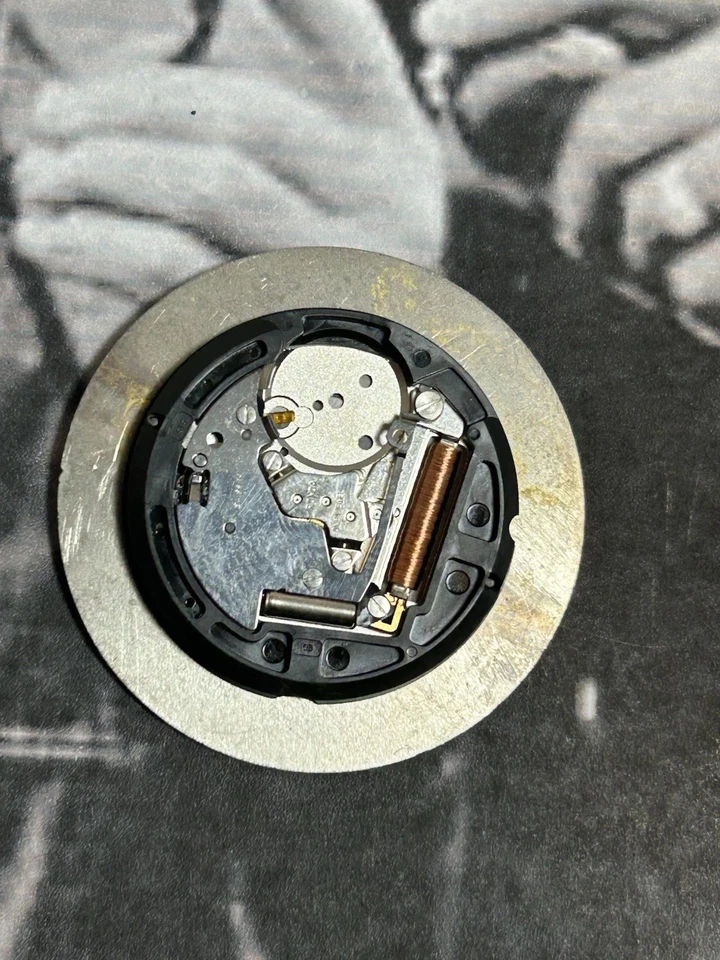 Почти как новые винтажные мужские кварцевые часы Wenger циферблат со стрелками.  34,75 мм - Изображение 2 из 2