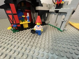 LEGO Castle Guarded Inn 6067 - 100% complete w/ Instructions Vintage