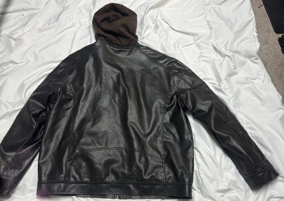 Chaqueta de cuero marrón oscuro con capucha Guess para hombre talla grande Foto 3 de 4