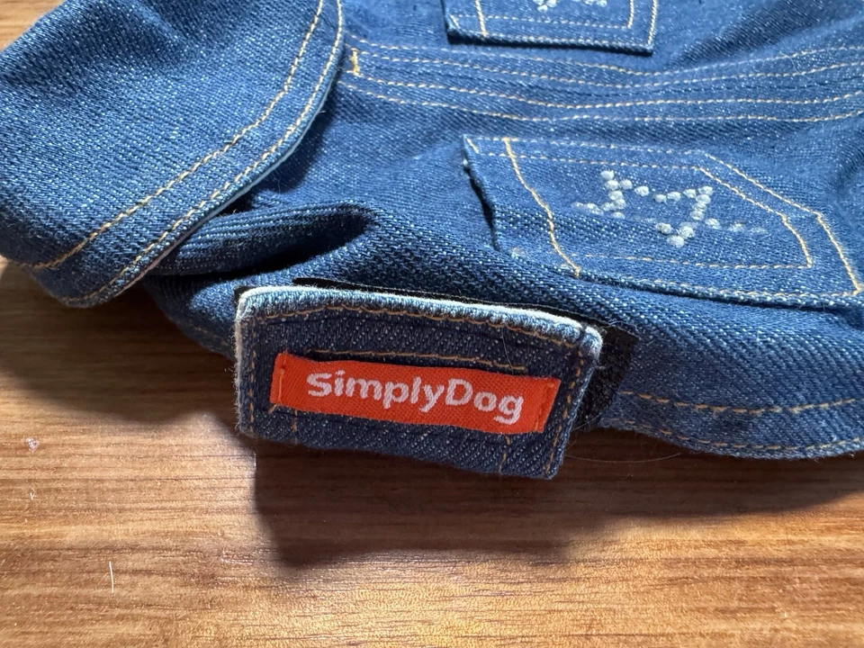 Adorable chaqueta vaquera para perro de Simply Dog con estrellas de estrás talla XS.  Foto 2 de 3