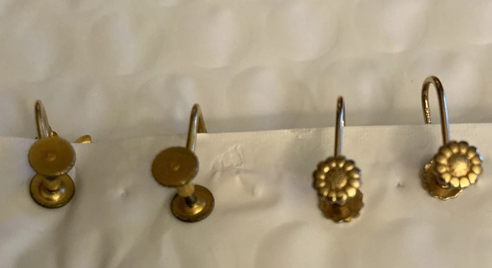 Pendientes Black Hills Oro 10K Tornillo Trasero Hoja y Uva Diseño Tricolor y Rosa Foto 3 de 4