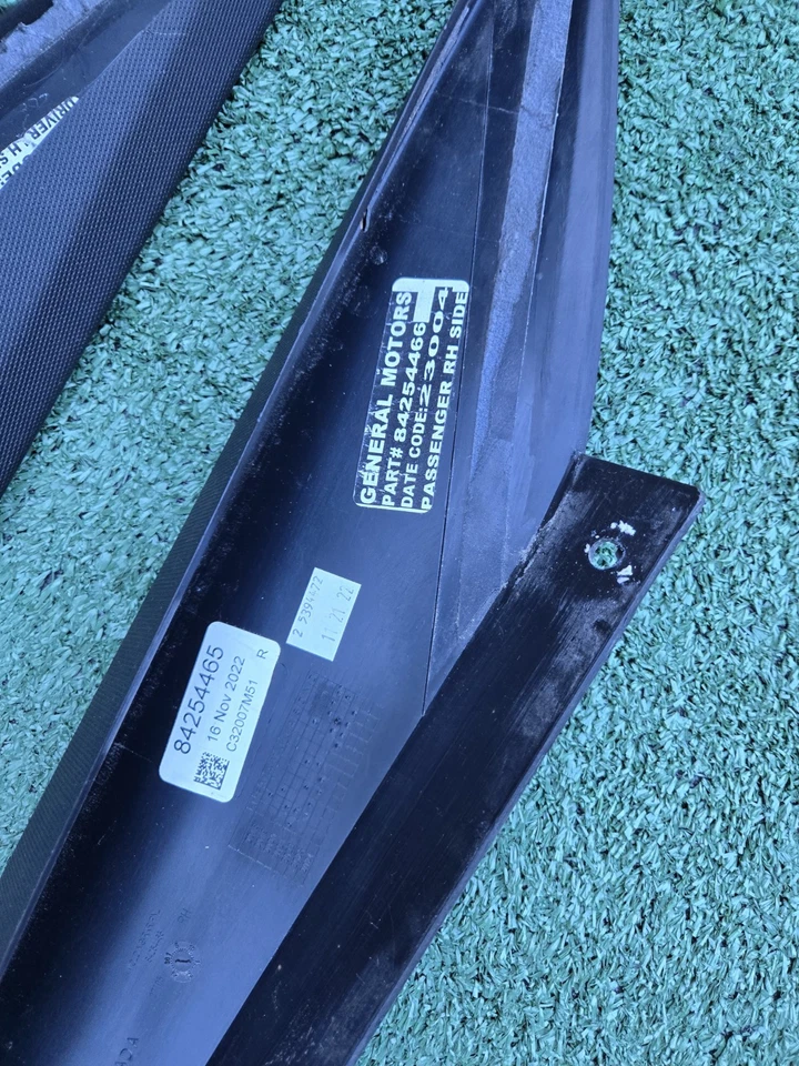 Juego de pares de extensiones de panel basculante Corvette C8 2020-2025 negro OEM GM 84254466 Foto 4 de 4