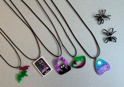 Halloween Schmuck Halsketten schwarze Katzen Spinnen Fledermäuse Jack Laterne Tarotkarten