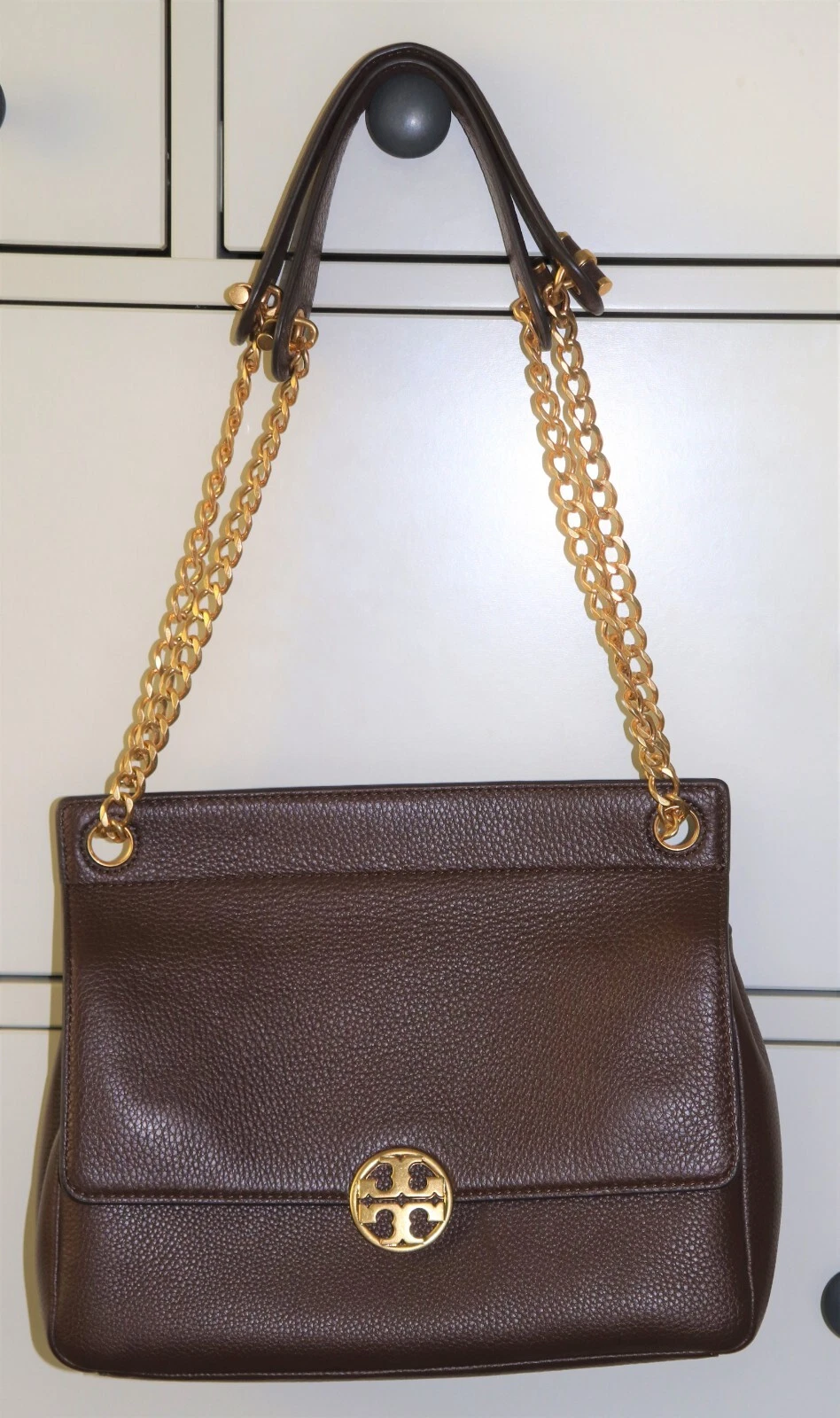 Borsa a tracolla Tory Burch Chelsea con patta in pelle marrone bufalo con catena in oro
