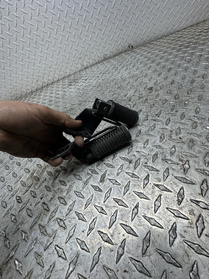 Suzuki Intruder Volusia 800 VL800 2003 juego de clavijas traseras para pasajero par Foto 4 de 4