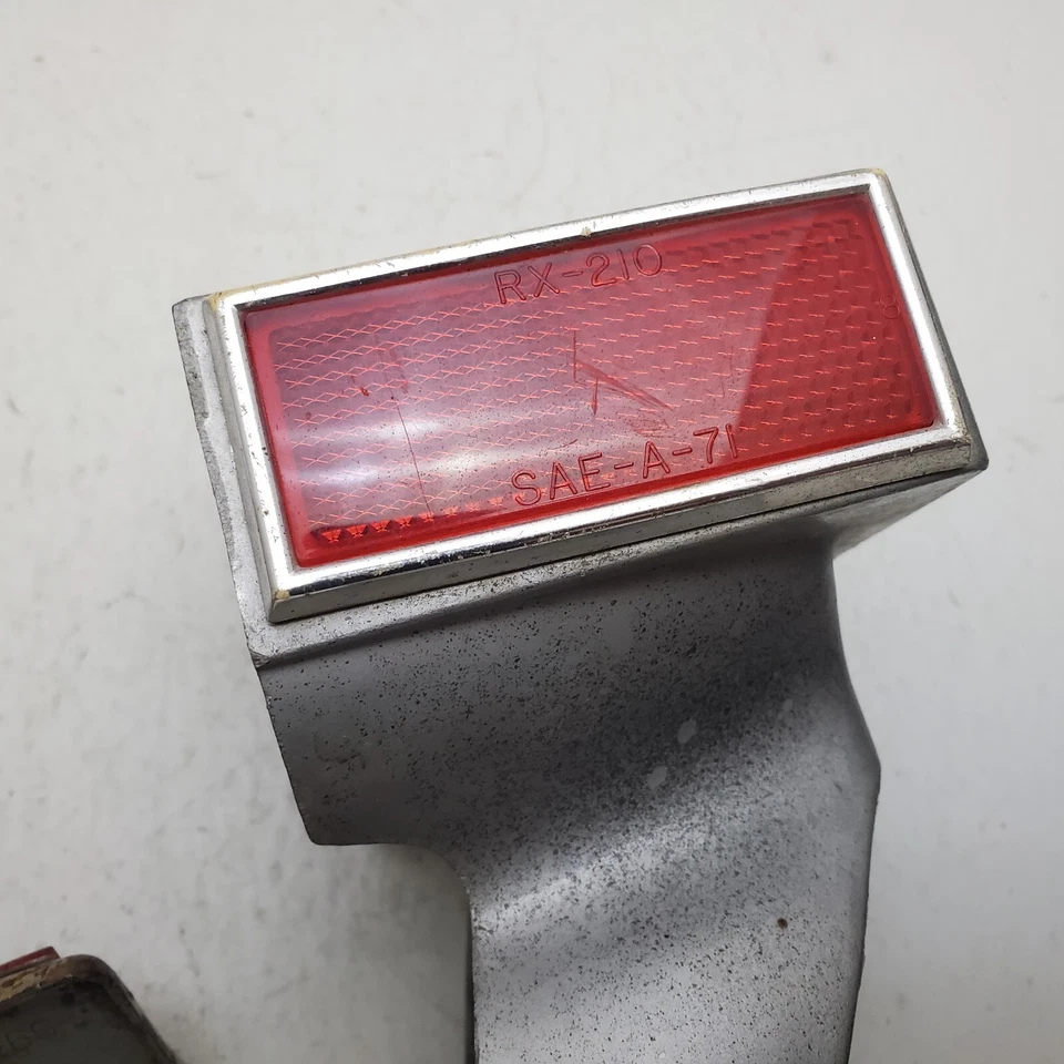 Piezas de montaje de lámpara de freno de luz trasera Suzuki TC120 1971 Foto 4 de 4