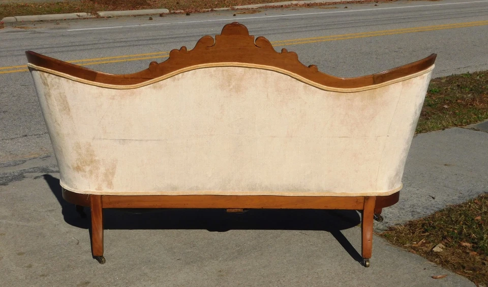 Sofá victoriano de nogal Foto 3 de 4