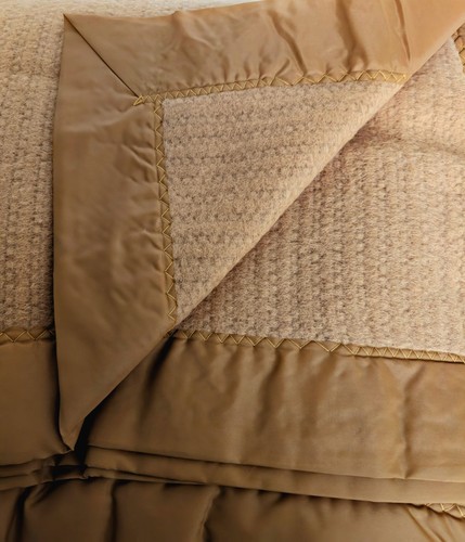 Vintage Cannon Thermal Blanket With Satin Trim King 108" X 90" - Picture 2 of 13