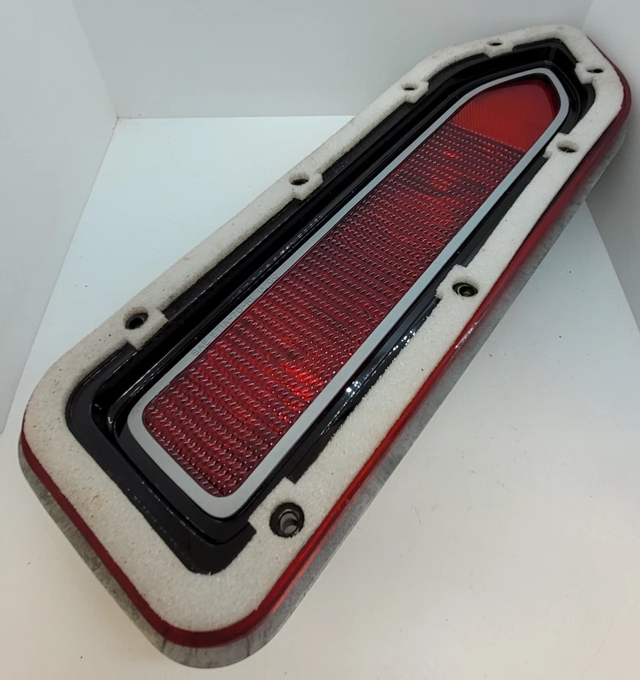 Conjunto de lámpara de luz trasera izquierda Plymouth Belvedere 1970 satélite 3403241 nuevo de stock Foto 3 de 4