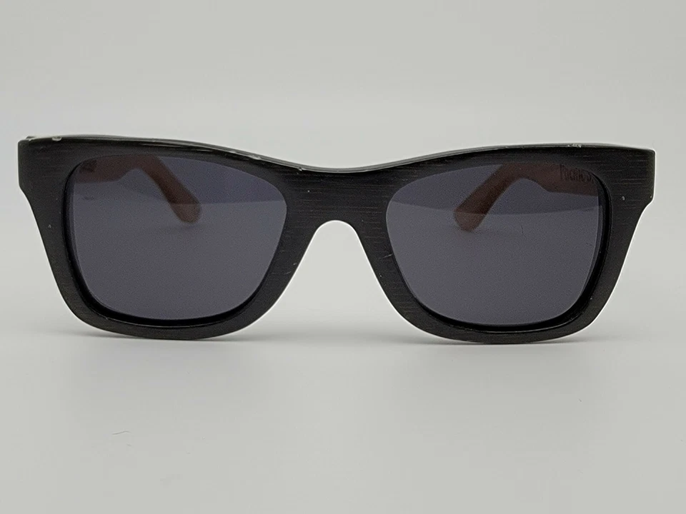 Gafas de sol WOOED Pacific pequeñas de dos tonos marco negro blanco gris madera polarizada Foto 2 de 4