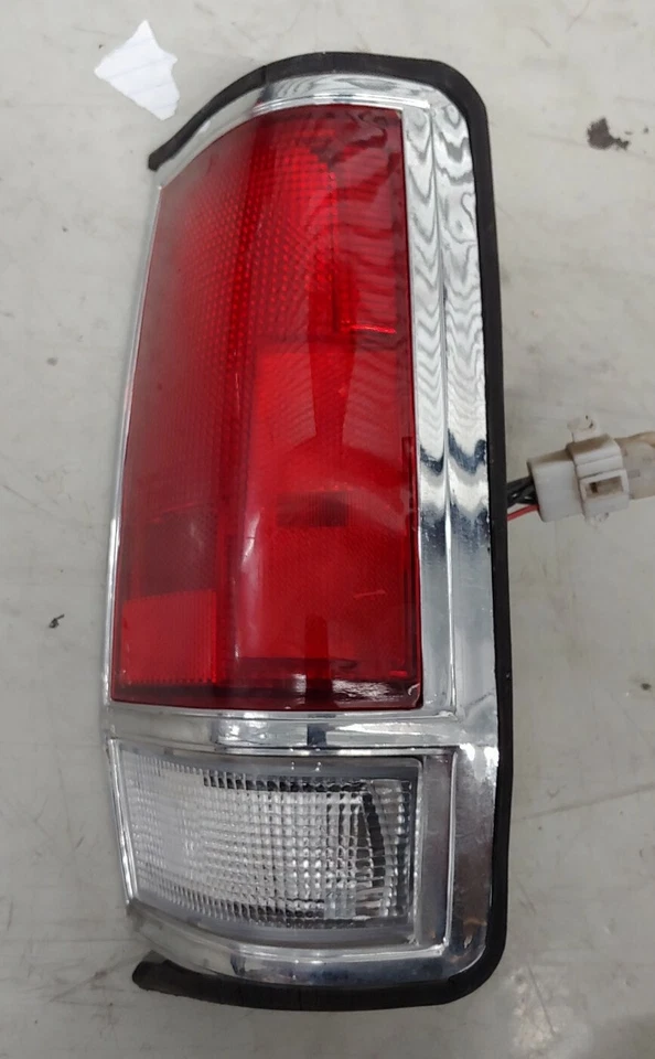 85-86 Nissan D720 PK tampa da lanterna traseira - lente direita, traseira direita TYC 11-1643-B - Imagem 2 de 4