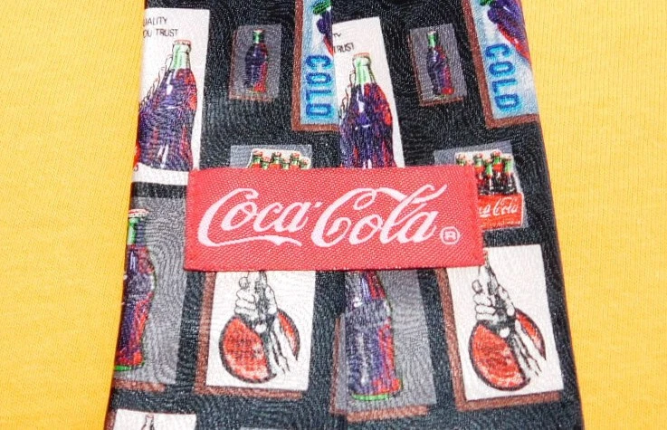 COCA COLA BLACK/RED/WHITE BOTTLE MOTIF ALL POLYESTER TIE - TIES - DESIGNER TIES. Foto 4 de 4
