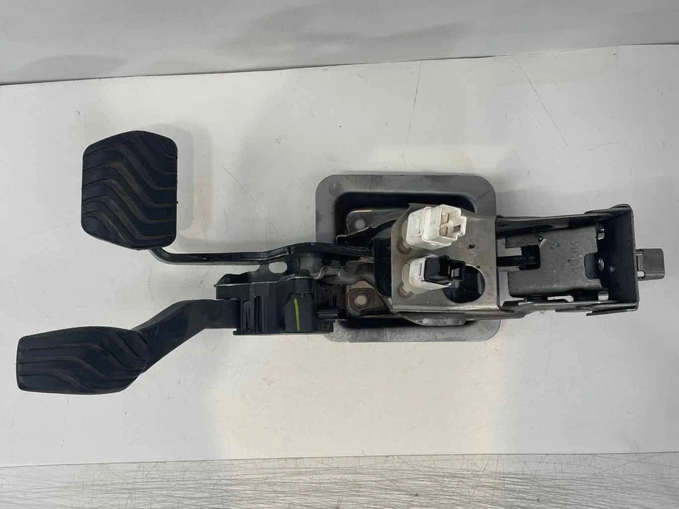 Gas Accelerator&Brake Pedals Assembly FITS 2021 Nissan VERSA 1.6L - Image 2 of 4