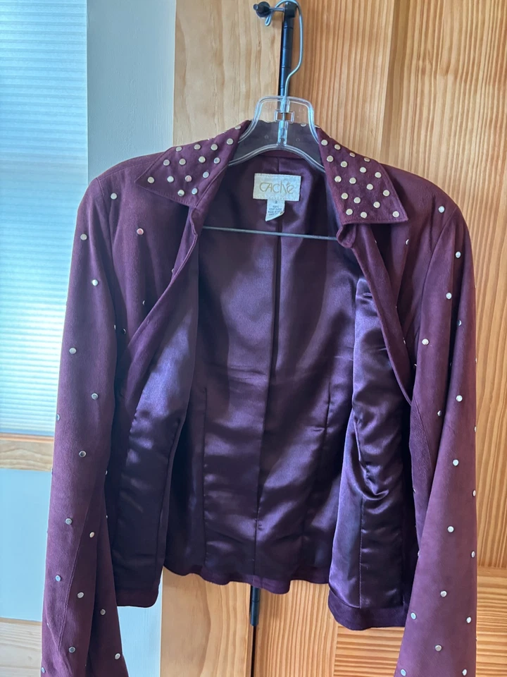 TRAJE VINTAGE CACHE DE GAMUZA SUAVE DE 2 PIEZAS CON CHAQUETA Y PANTALÓN CON TACHUELAS - ¡TALLA 2!!!!!! Foto 4 de 4