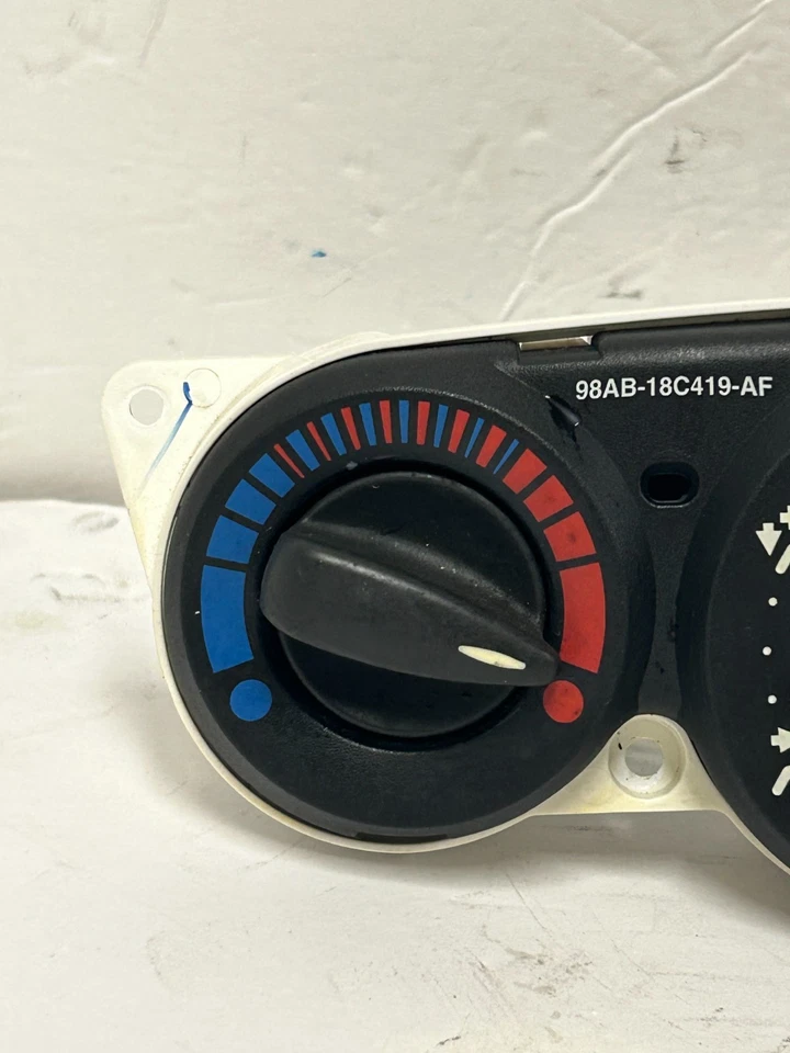 2000-2007 Ford Focus AC Climate Temperature Control Unit 98AB-18C419-AE (A45) - Image 4 of 4