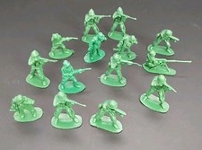 LOT Item 14 Unbranded Plastic US Army Men Figures In Variety Of Positions.