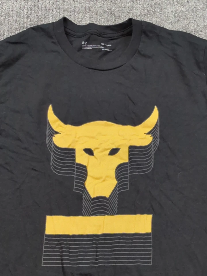 Camisa Under Armour Para Hombres Pequeña Negra Project Rock Manga Corta Gimnasio Logo Camiseta Foto 2 de 4