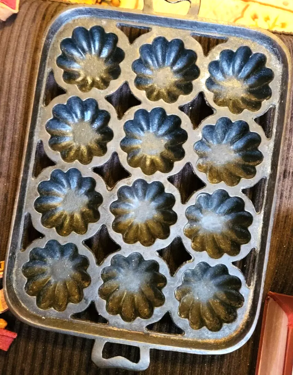 Vintage Wagner Cast Iron 12 Cup Turks Head Muffin Pan