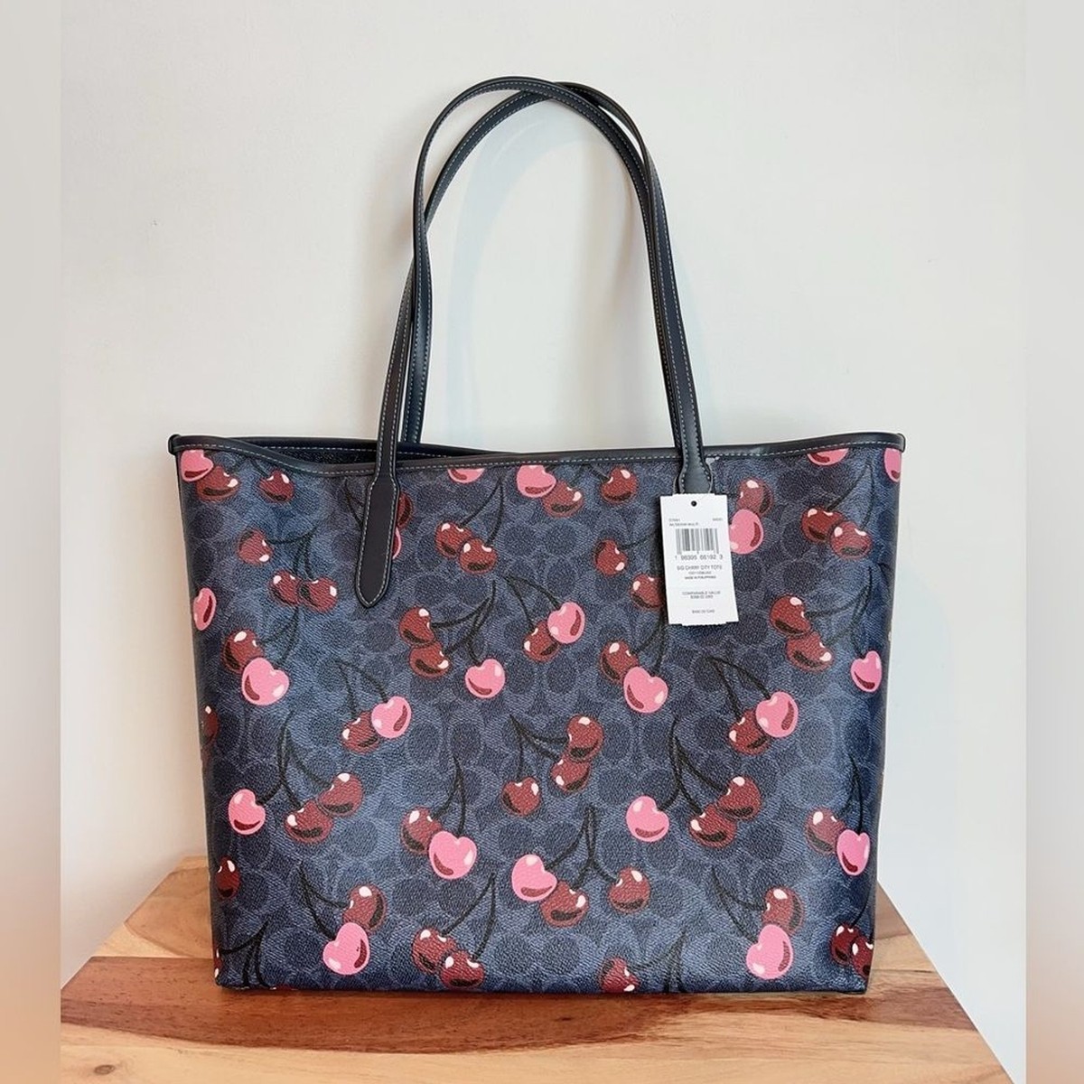 すぐ完売のロングセラー★COACH City Tote In Signature Canvas COACH® Outlet | City Tote Bag In Signature Canvas
