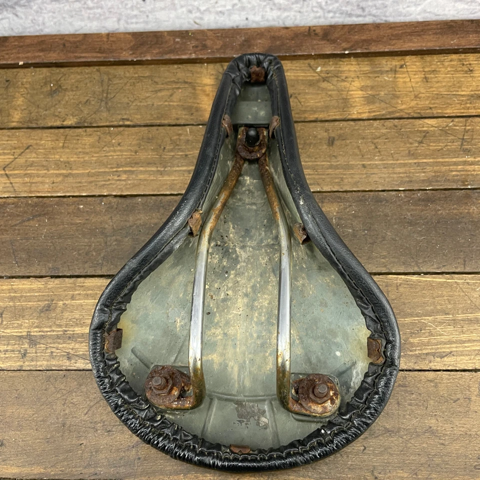 Vintage BMX Seat Black Padded Pleated Quilted Old School BMX 80s 70s Race B6 - Image 4 of 4