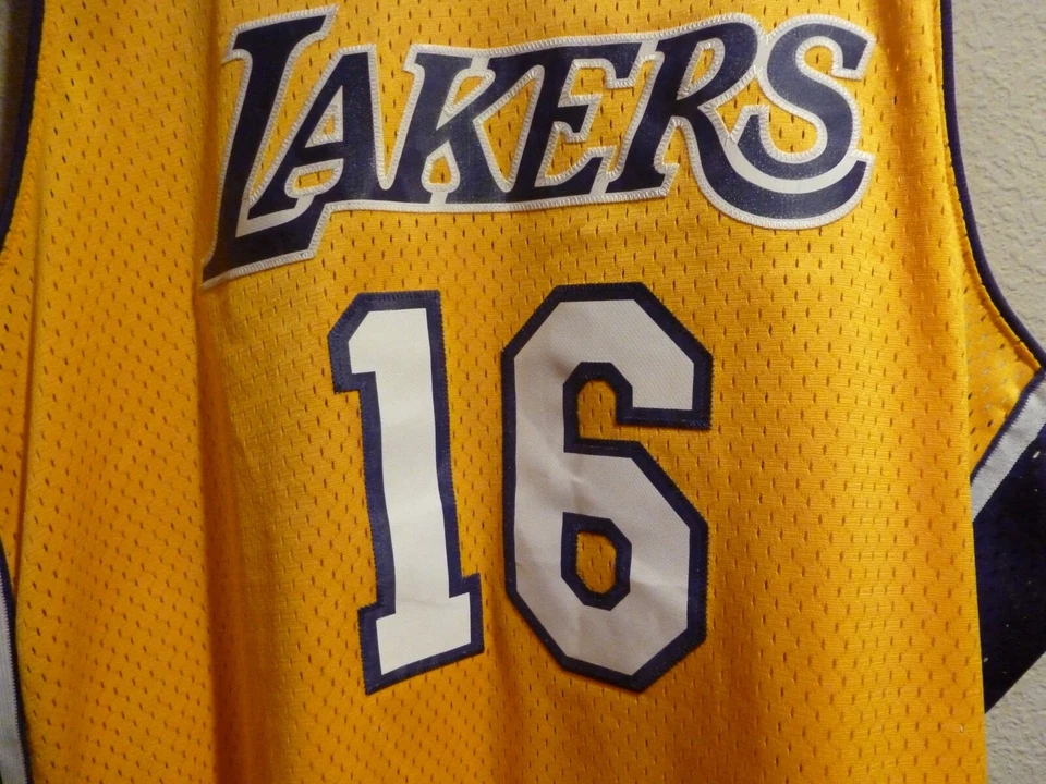 Camiseta Adidas Los Angeles Lakers Pau Gasol #16 tamanho adulto 2XL costurada em excelente estado usado - Imagem 3 de 4